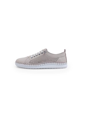 Sneaker in pelle perforata grigio chiaro con suola in gomma bianca, punta rotonda e chiusura con lacci. Cuciture visibili che accentuano lungo la suola.