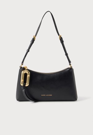 Μαύρη δερμάτινη τσάντα ώμου Marc Jacobs με ρυθμιζόμενο ιμάντα, χρυστό φερμουάρ και μεγάλο χρυσό διακοσμητικό κούμπωμα στην εμπρόσθια αριστερή πλευρά.