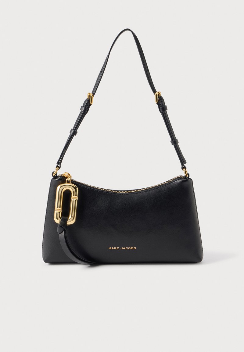 Μαύρη δερμάτινη τσάντα ώμου Marc Jacobs με ρυθμιζόμενο ιμάντα, χρυστό φερμουάρ και μεγάλο χρυσό διακοσμητικό κούμπωμα στην εμπρόσθια αριστερή πλευρά.