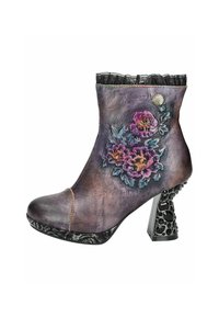 Bota de cuero hasta el tobillo en púrpura con un estampado floral en relieve, un borde de encaje negro en la parte superior y un tacón negro texturizado con detalles troquelados.
