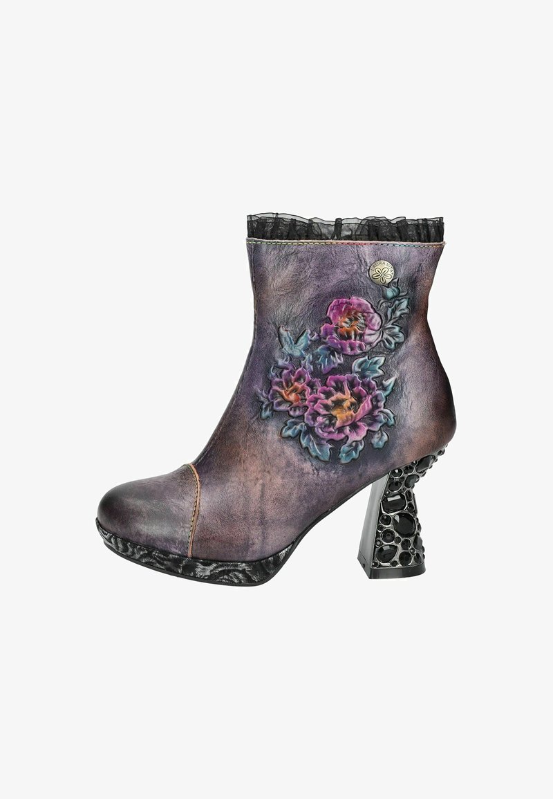 Bota de cuero hasta el tobillo en púrpura con un estampado floral en relieve, un borde de encaje negro en la parte superior y un tacón negro texturizado con detalles troquelados.