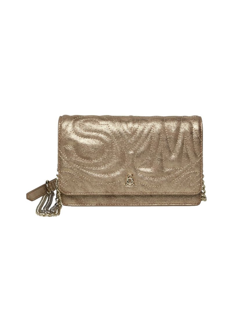 Borsa a pochette metallica dorata con motivo a onde, chiusura a pattina e tracolla a catena. Presenta un dettaglio del logo sulla parte anteriore e una superficie liscia e brillante.