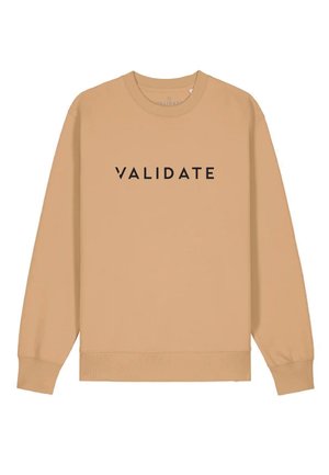 Felpa beige con maniche lunghe, polsini e orlo a costine, caratterizzata da "VALIDATE" in grassetto nero maiuscolo sulla parte frontale.