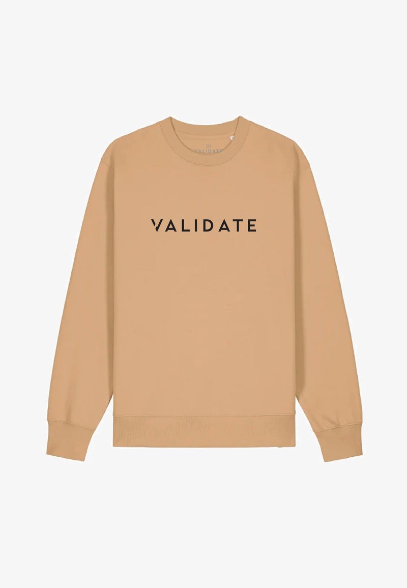 Beige sweatshirt met lange mouwen, geribbelde manchetten en zoom, met "VALIDATE" in vetgedrukte zwarte hoofdletters over de voorkant.