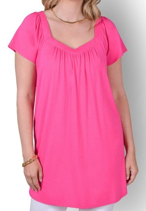 Vaaleanpunainen lyhythihainen tunika, jossa on neliönmuotoinen pääntie ja kerääntynyt yksityiskohta. Pehmeä kangas ja rento istuvuus, joka ulottuu lantiota pidemmälle.