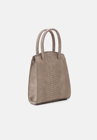 Borsa in pelle di serpente beige con doppi manici arrotondati, forma strutturata e superficie testurizzata. Nessun hardware visibile o accenti aggiuntivi.