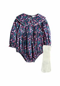 Langärmeliger Overall im dunklen Blumenmuster mit rosa und weißen Akzenten, der einen großen weißen Kragen und ein gerafftes Oberteil hat. Inklusive weißer Leggings.