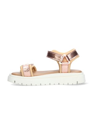 Roze gouden sandalen met getextureerde bandjes, dikke witte zool en twee klittenband sluitingen. Vlak ontwerp met een glad voetbed voor comfort.