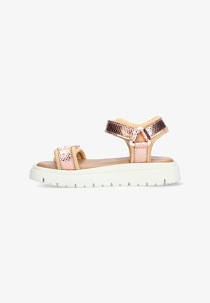 Roze gouden sandalen met getextureerde bandjes, dikke witte zool en twee klittenband sluitingen. Vlak ontwerp met een glad voetbed voor comfort.