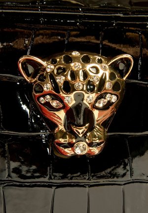 Sort krokodillesk tekstur med en ornament af en leopardhoved i guld og sort, prydet med klare rhinsten.