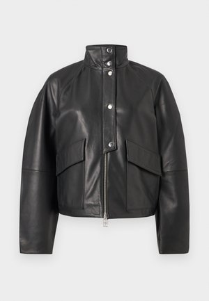 Veste en cuir noir avec col montant, fermeture éclair frontale, boutons-pression et deux grandes poches à rabat sur le devant sur un fond uni.