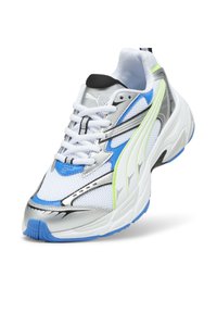 Weißer Sport Schuh mit silbernen Akzenten, blauen und neongrünen Details, atmungsaktivem Obermaterial, Schnürdesign und einer gebogenen Sohle mit strukturiertem Profil.