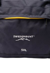 Zaino in tessuto nero con una capacità di 50 litri, dotato di una cerniera gialla, logo bianco "SWEDEMOUNT" e superficie texture.