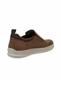 Brun slip-on sko med en glat læderoverdel, elastiske sidepaneler, polstret krave og struktureret gummisål med et mesh-design.