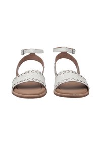 Sandalias de cuero blancas con correas para el tobillo, diseño abierto, detalles de costura y suela marrón. Textura suave con acentos decorativos.