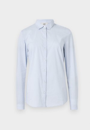 Plava i bijela prugasta košulja dugih rukava napravljena od laganog pamuka. Ima ovratnik, dugme sprijeda i prilagođeni kroj s manžetama.