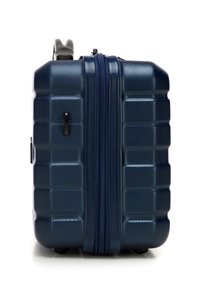 Valigia rigida blu navy con superficie testurizzata, design a righe orizzontali, doppia cerniera e manico retrattile nella parte superiore.