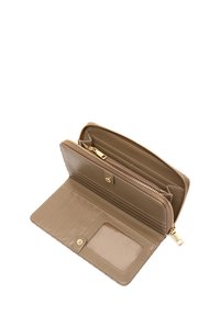 Bežová kožená peňaženka so zipsom, viacerými priečinkami na karty a priehľadným oknom na ID. Štýlové šitie a akcenty v zlatej farbe.