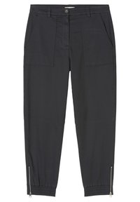 Tummansiniset housut, joissa on nyöritetyt nilkat, kaksi etutaskua ja sivuvetoketjut. Valmistettu sileästä kankaasta, joka tarjoaa kapenevan istuvuuden ja joustavan vyötärönauhan.