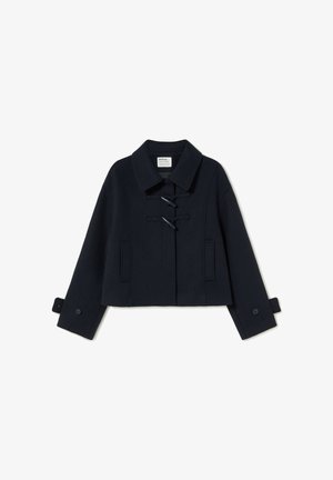 Abrigo de lana azul marino recortado con gran cuello, cierres de pasador, bolsillos laterales y puños con botones. Textura suave y diseño estructurado.