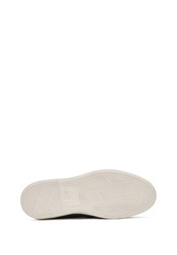 Sole in gomma bianca con motivo testurizzato antiscivolo; forma curvata, tacco piatto. Progettato per comfort e durata nelle calzature informali.