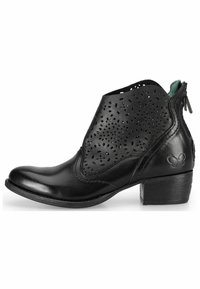 Botas negras hasta el tobillo con un acabado de cuero liso, diseño perforado y un tacón bajo en bloque. Cuentan con un cierre de cremallera lateral y forro verde.