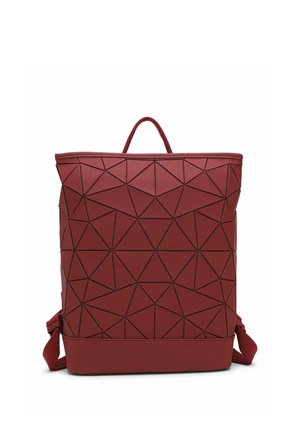 Mochila roja con patrón geométrico y líneas triangulares negras, asa superior y correas de hombro ajustables, mostrada de frente sobre fondo blanco.