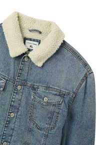 Giacca di jeans di colore azzurro chiaro, con colletto in pelliccia ecologica, bottoni argentati e due tasche anteriori. L'etichetta riporta "Terranova Jeans XL."