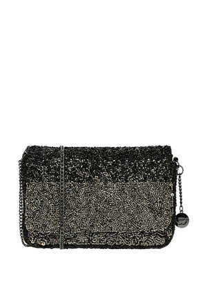 Borsa a pochette in perline con gradiente nero e grigio, forma rettangolare, tracolla a catena, superficie texture, con un ciondolo decorativo attaccato.
