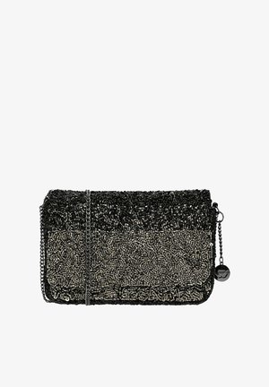 Perlenbesetzte Clutch-Tasche in Schwarz- und Graustufen, rechteckige Form, mit Kettenriemen, strukturiertem Obermaterial und einem dekorativen Anhänger.