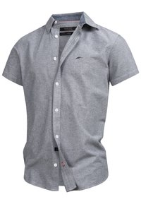 Camisa de botonatura corta de color gris claro, hecha de algodón. Presenta un logo sutil, botones blancos y un detalle del cuello interno en contraste.