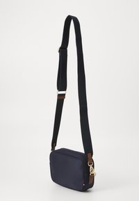 Tommy Hilfiger POPETTE - Sacoche d'appareil photo - space blue