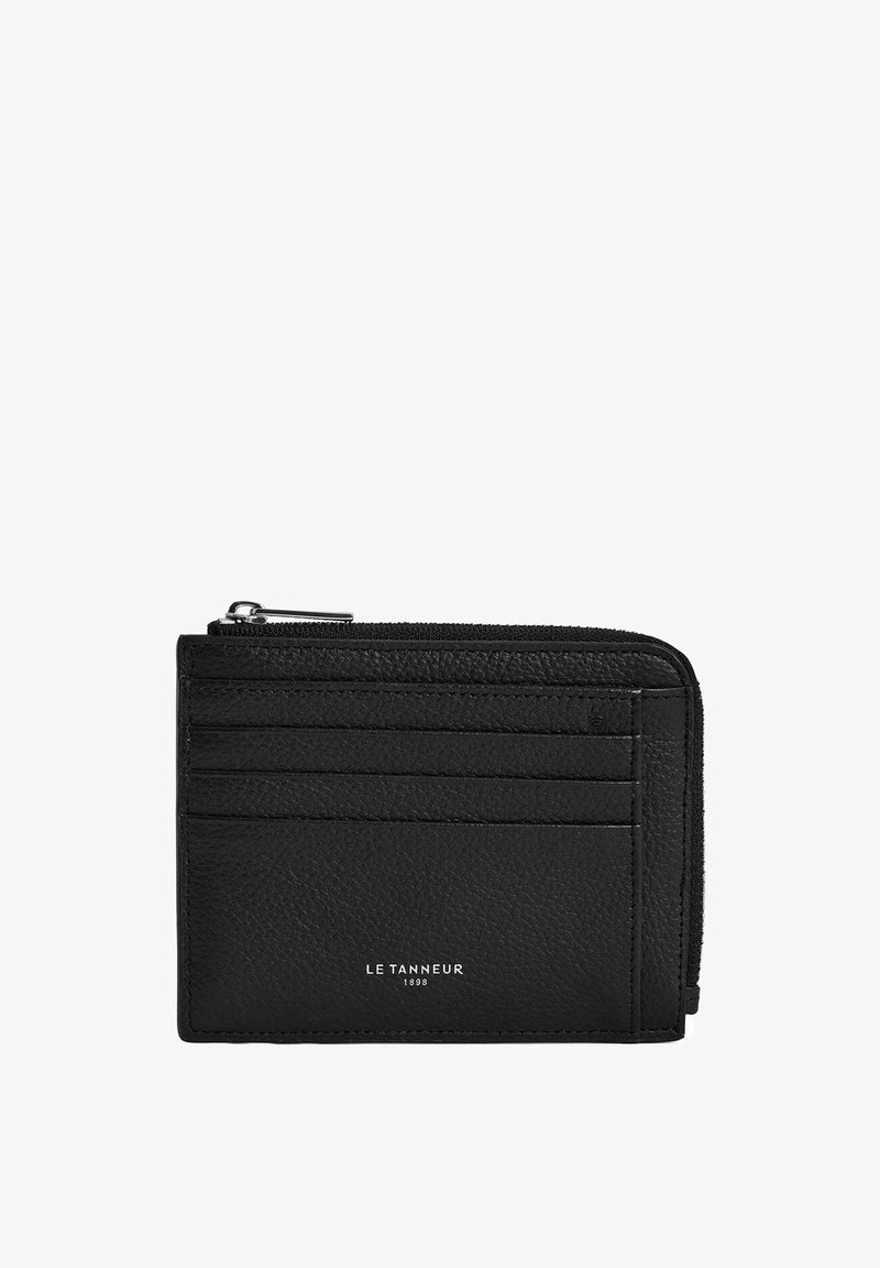 Billetera de cuero negro con un acabado texturizado, que cuenta con múltiples ranuras para tarjetas y un compartimento con cremallera; marcada con "LE TANNEUR 1898."