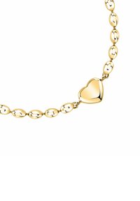 Bracciale in oro composto da anelli ovali con un charm a forma di cuore lucido come punto focale, che presenta una finitura liscia e brillante.