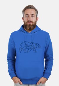 Sudadera azul con un diseño geométrico de oso negro. Hecha de material suave, con un bolsillo frontal y puños acanalados.