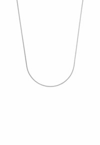 Collana in argento con una finitura liscia e un design classico, caratterizzata da un sottile motivo a torsione lungo tutta la sua lunghezza.