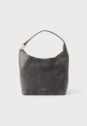 Torebka z ciemnoszarego zamszu i skóry z krótkim paskiem oraz niewielkim złotym zapięciem po boku, kompaktowa o zaokrąglonym, prostokątnym kształcie.