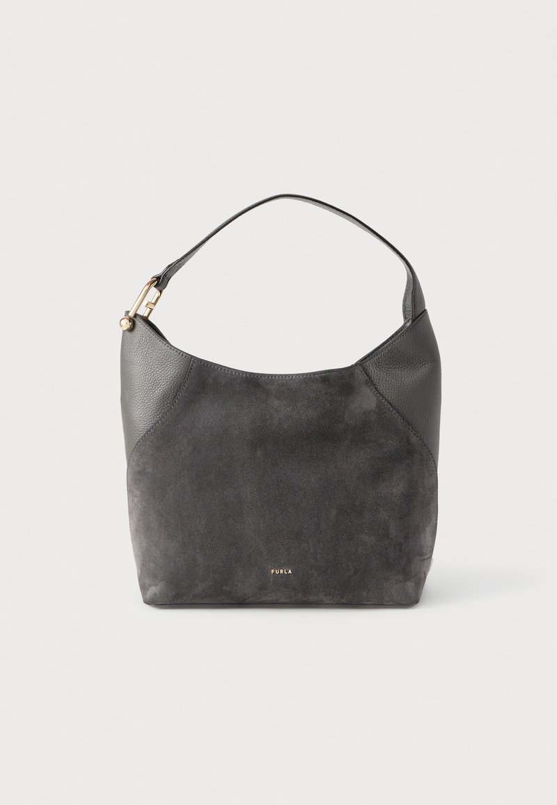 Geantă de mână din piele întoarsă și piele de culoare gri închis, cu o curea scurtă și un detaliu mic cu închizătoare aurie pe lateral, formă compactă și dreptunghiulară rotunjită.