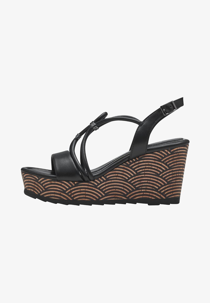 Sandales à talons compensés noirs avec des sangles croisées, présentant une plateforme marron texturée avec des motifs en vagues et une sangle de cheville réglable.