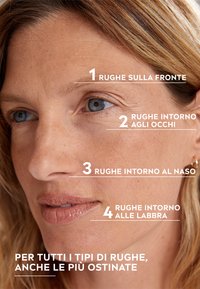 Primo piano di un viso che mostra linee sottili sulla fronte, intorno agli occhi, al naso e alle labbra; la pelle è chiara con una sottile texture e tonalità naturali.