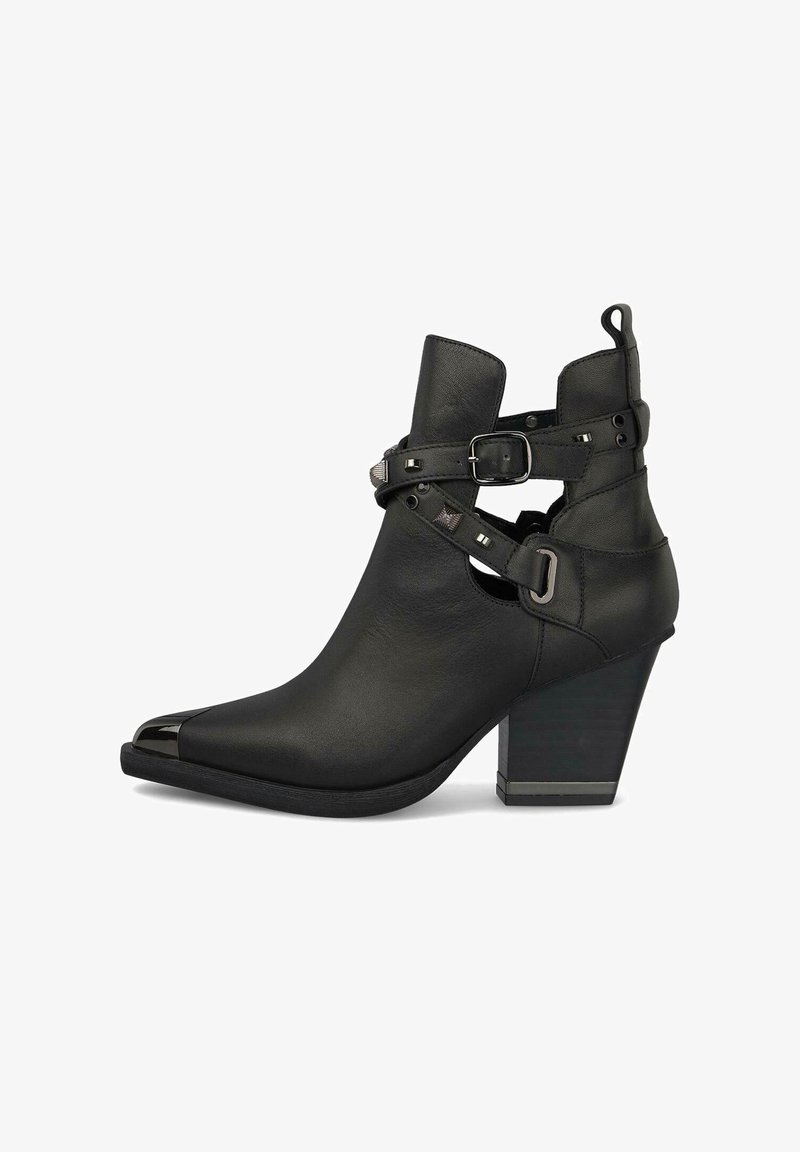 Czarny skórzany botek za kostkę z ostrym noskiem, z podwójnymi klamrami i masywnym obcasem z błyszczącym akcentem na nosku.