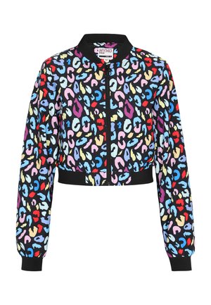 Krótkia kurtka bomberka w czarnym kolorze z wielokolorowym nadrukiem w panterkę, z prążkowanymi mankietami i zapięciem na zamek z przodu.