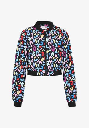 Krótkia kurtka bomberka w czarnym kolorze z wielokolorowym nadrukiem w panterkę, z prążkowanymi mankietami i zapięciem na zamek z przodu.