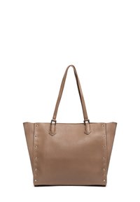 Brązowa skórzana torba tote z ćwiekowanymi akcentami, w uporządkowanym kształcie i z podwójnymi uchwytami. Teksturowana powierzchnia dodaje szczegółów i zainteresowania.