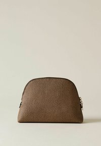 Pochette marrone con texture, dal design arrotondato nella parte superiore, chiusura a zip e un motivo discreto, dotata di una linguetta per zip liscia e di una base piatta per garantire stabilità.