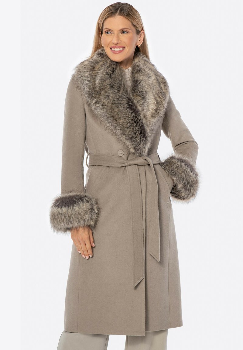 Svetle šedý vlněný kabát s velkým límcem a manžetami z umělé kožešiny. Obsahuje stahovací pásek v pase a knoflíky, s hladkým a strukturovaným designem.