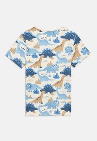 Παιδικό κοντομάνικο πουκάμισο με επαναλαμβανόμενο σχέδιο από καρικατούρες δεινοσαύρων σε μπλε και μπεζ τόνους σε λευκό φόντο.