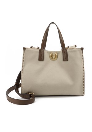 Beige Stoffhandtasche mit braunen Ledergriffen und -riemen, goldfarbenem hufeisenförmigem Verschluss und abgesteppten Kanten auf weißem Hintergrund.