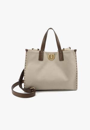 Borsa a mano in tessuto beige con manici e tracolla in pelle marrone, chiusura dorata a forma di ferro di cavallo e bordi cuciti su sfondo bianco.