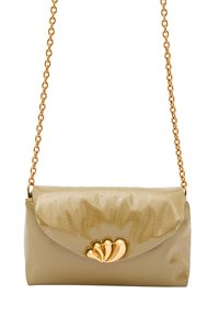 Khaki faux läderhandväska med en guldtonad kedjeslinga och ett dekorativt guldspänne med ett snäckdesign. Slät yta, rektangulär form.